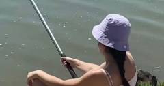 Pillan a la temible agente encubierto SORAYA MORILLO pescando en zona portuaria sin licencia